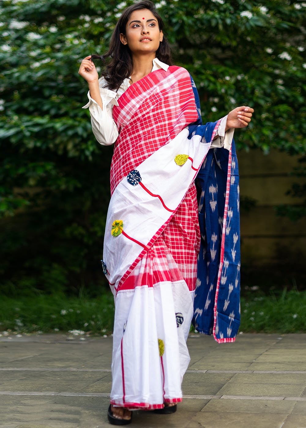Floral Embellished Ikat Pallu Red & White Saree