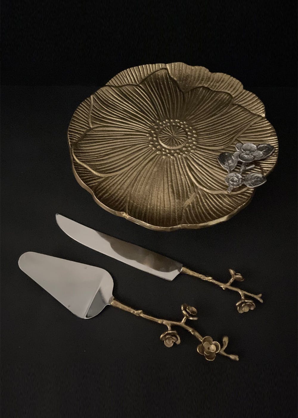 Get Aurum Cake Platter & Knife Set at ₹ 3999 LBB Shop