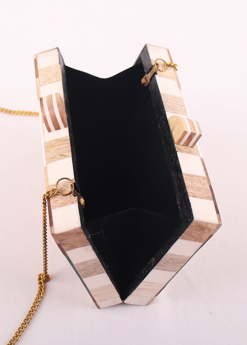 Bag,Fashion accessory,Handbag,Leather,Chain,Jewellery,Satchel