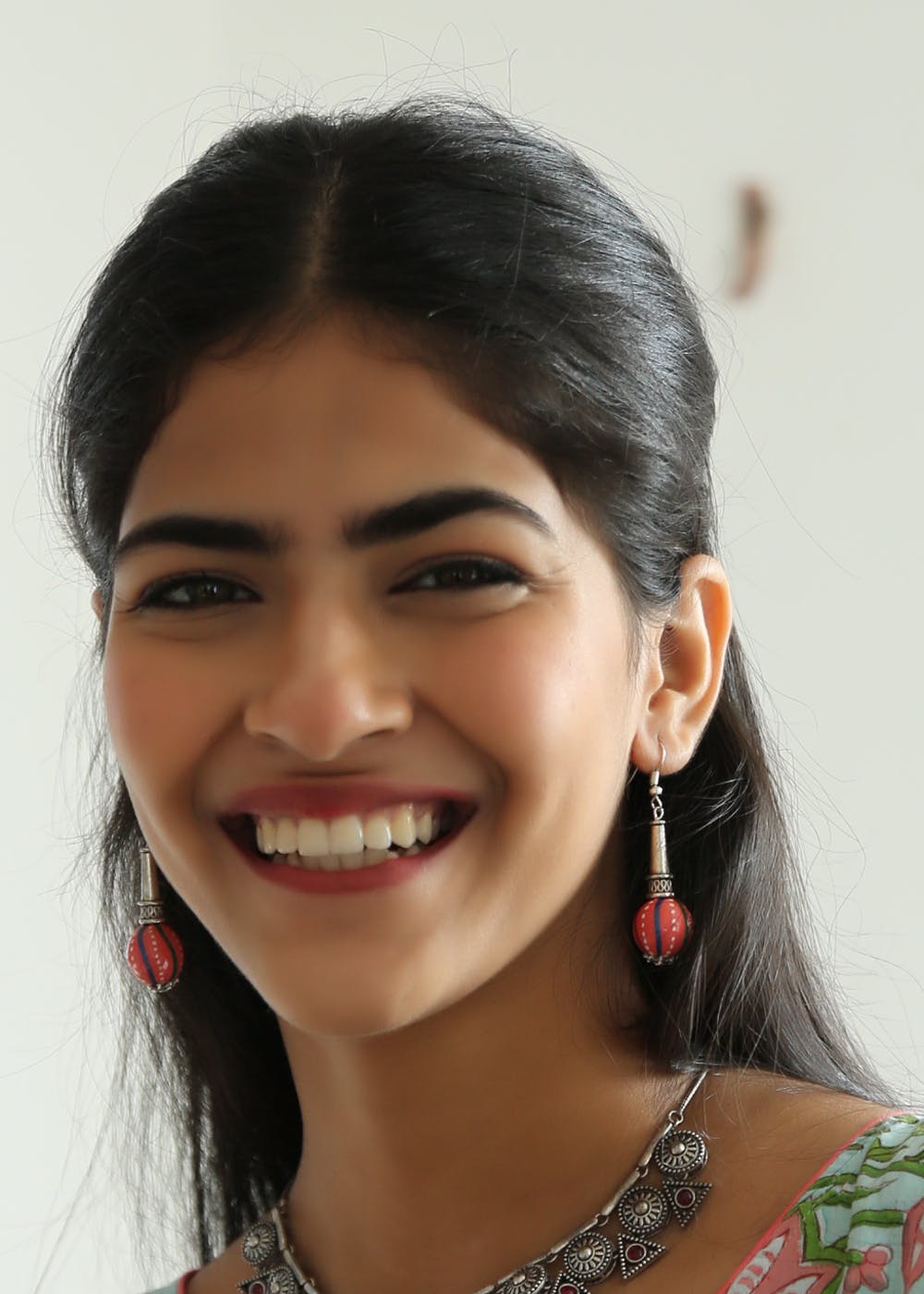 Hair,Face,Eyebrow,Hairstyle,Chin,Forehead,Lip,Black hair,Smile,Jewellery