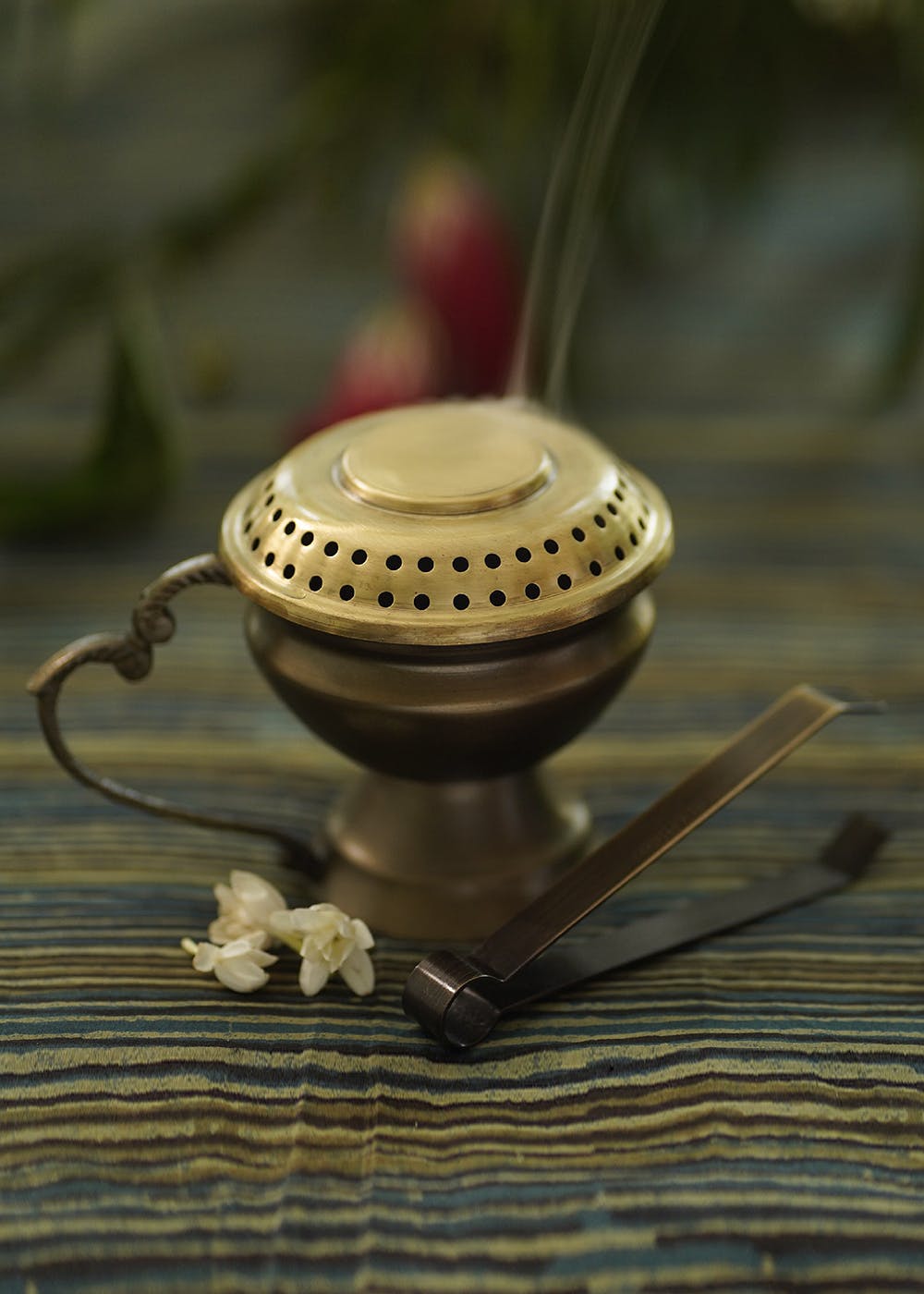 Wood,Audio equipment,Gas,Metal,Gadget,Macro photography,Still life photography,Fashion accessory,Twig,Still life