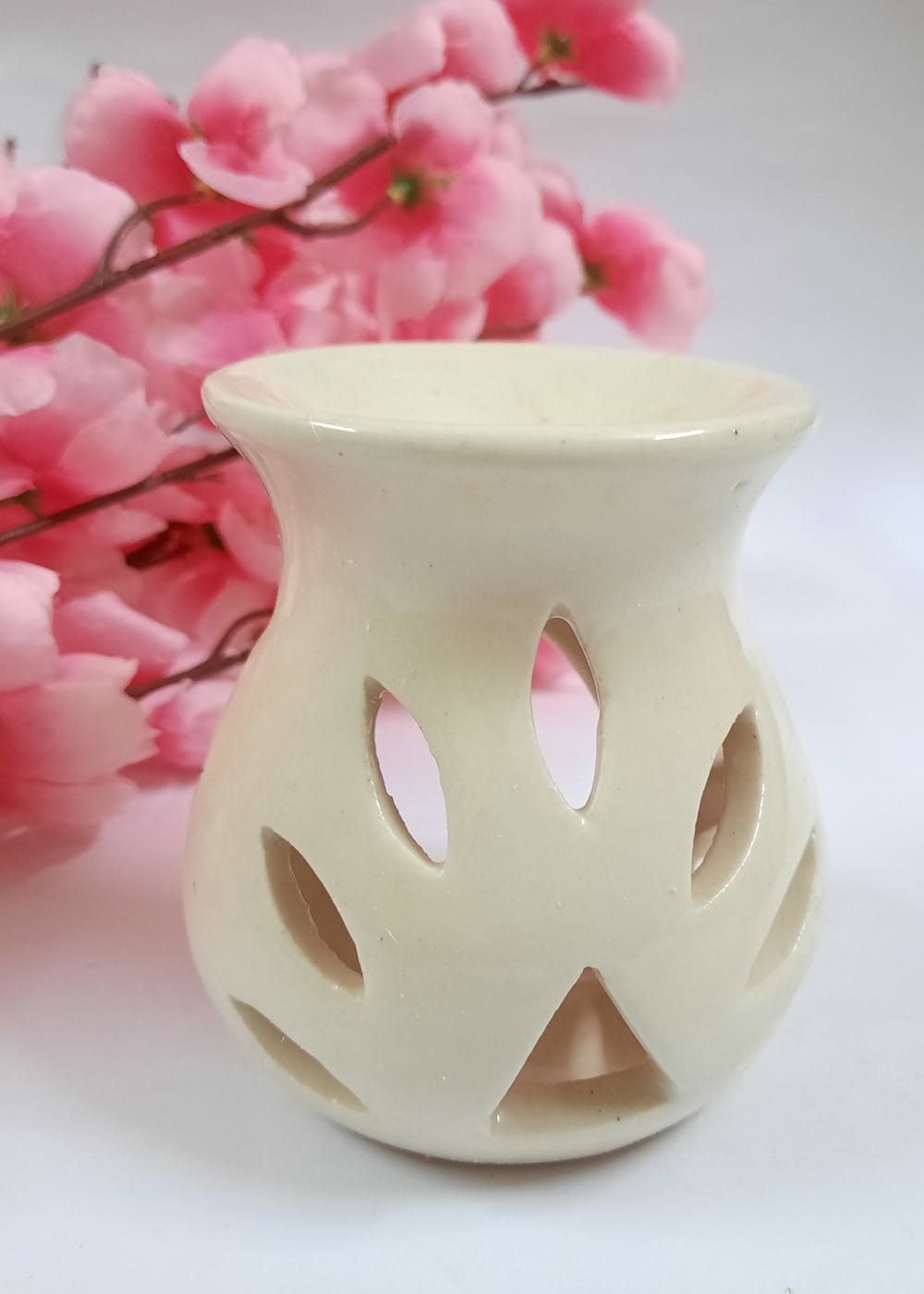 Get White Candle Aroma Diffuser at ₹ 379 LBB Shop