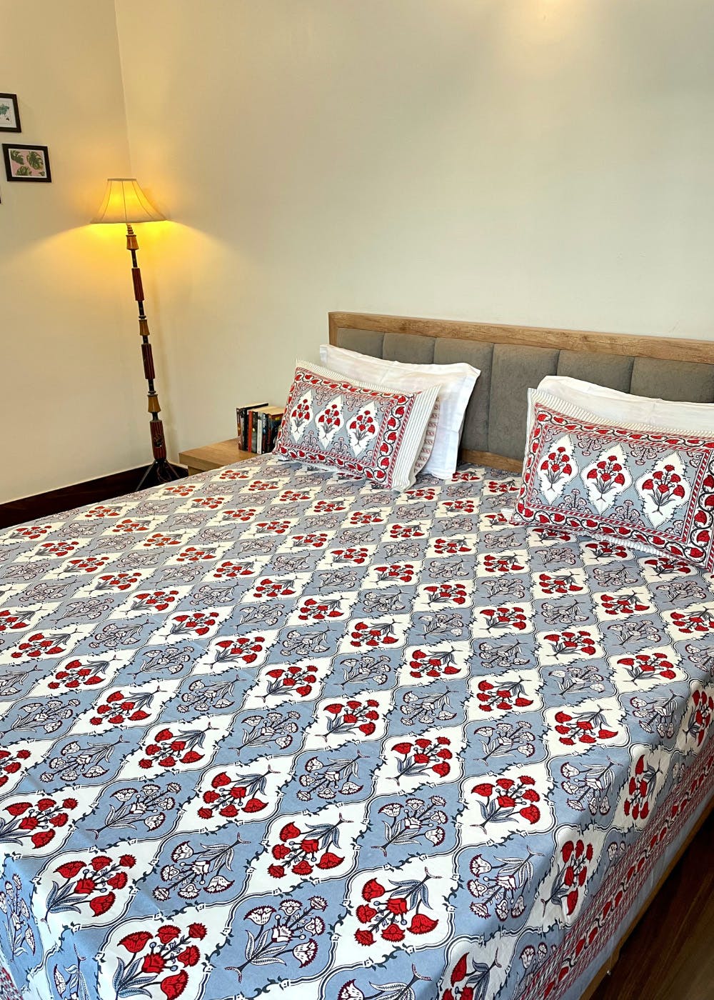 Get Contrast Floral Printed Blue & White Bedsheet Set at ₹ 1550 | LBB Shop