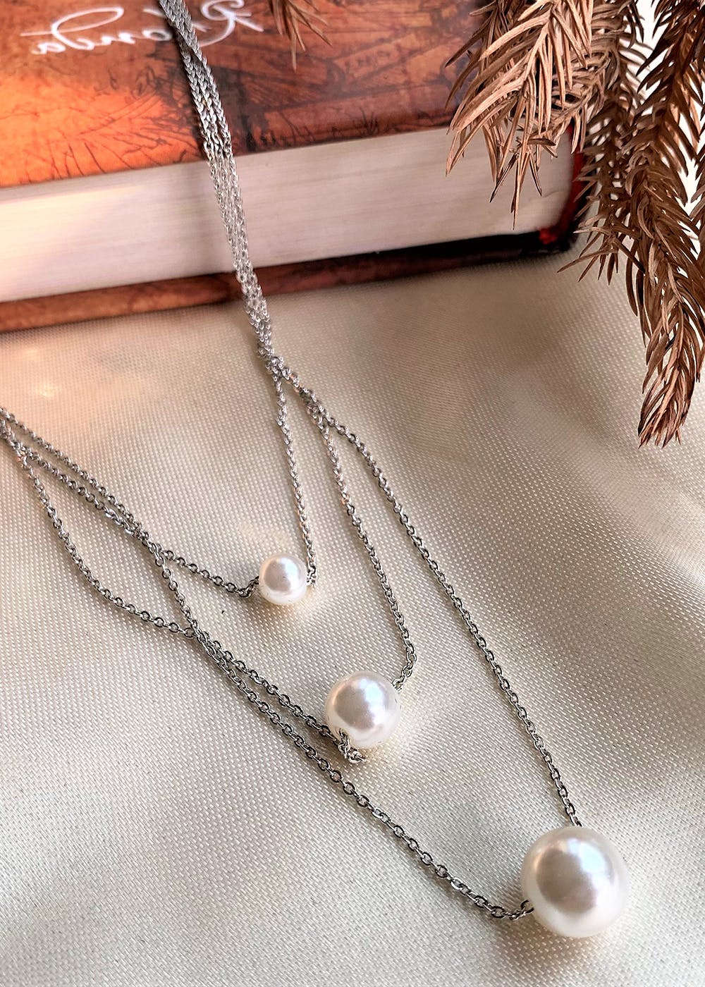 three pearl pendant necklace