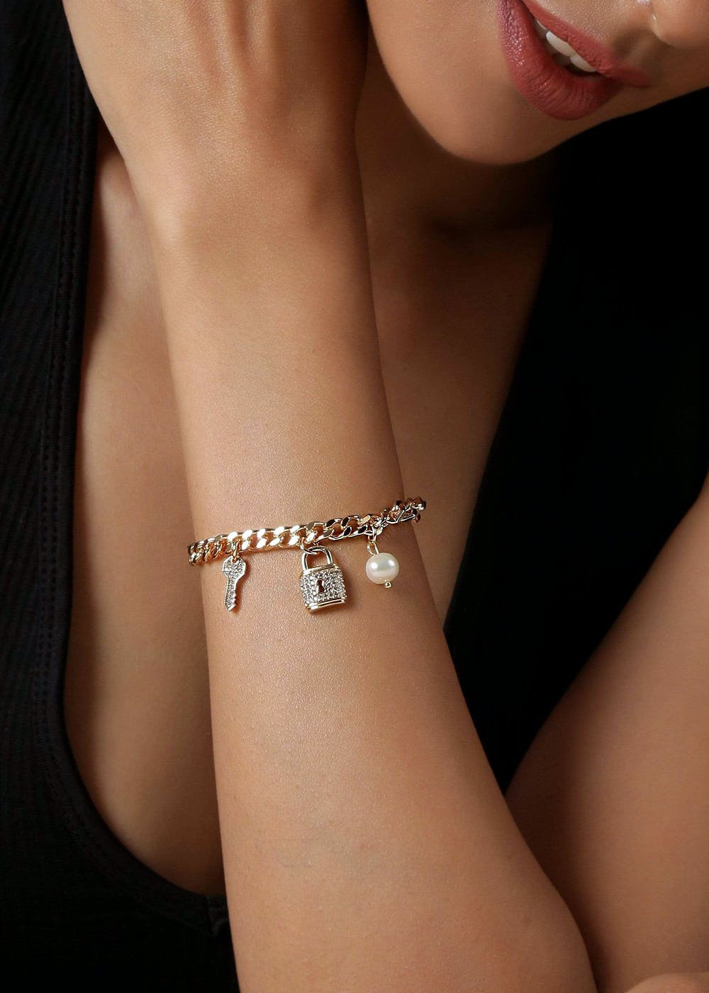 Finger,Lip,Skin,Wrist,Jewellery,Joint,Pattern,Body jewelry,Amber,Organ