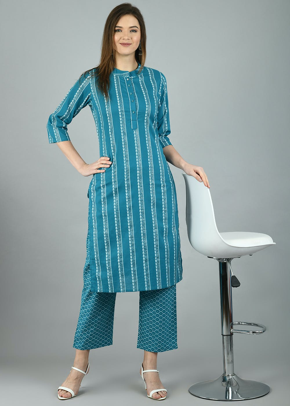 Buy Green Silk Velvet Embroidery Thread V Neck Kurta Pant Set For Women by  Sureena Chowdhri Online at Aza Fashions.