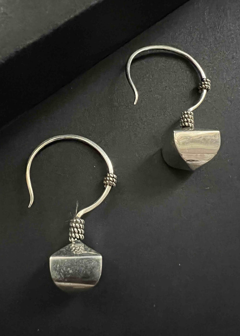 Body jewelry,Font,Material property,Jewellery,Gas,Metal,Electric blue,Earrings,Circle,Fashion accessory