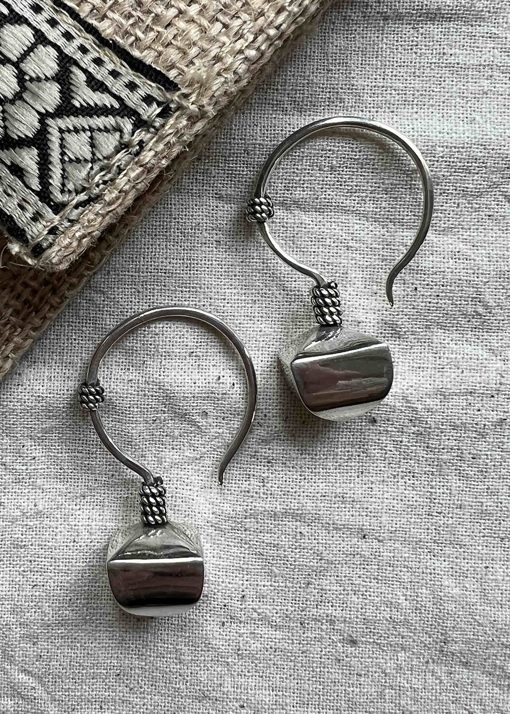 Silver,Material property,Font,Body jewelry,Jewellery,Pattern,Circle,Metal,Electric blue,Fashion accessory