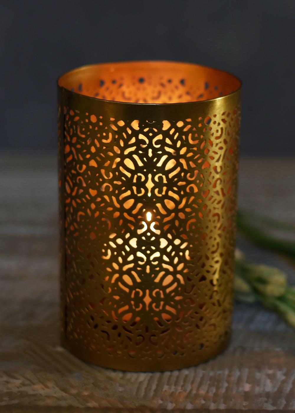 Orange,Amber,Cylinder,Still life photography,Lighting accessory,Peach,Natural material,Artifact