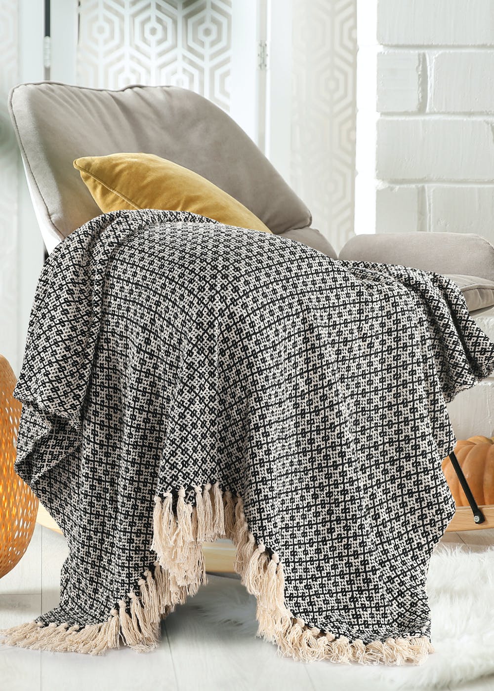 Get Black & White Soft Cotton Throw Blanket At ₹ 699 