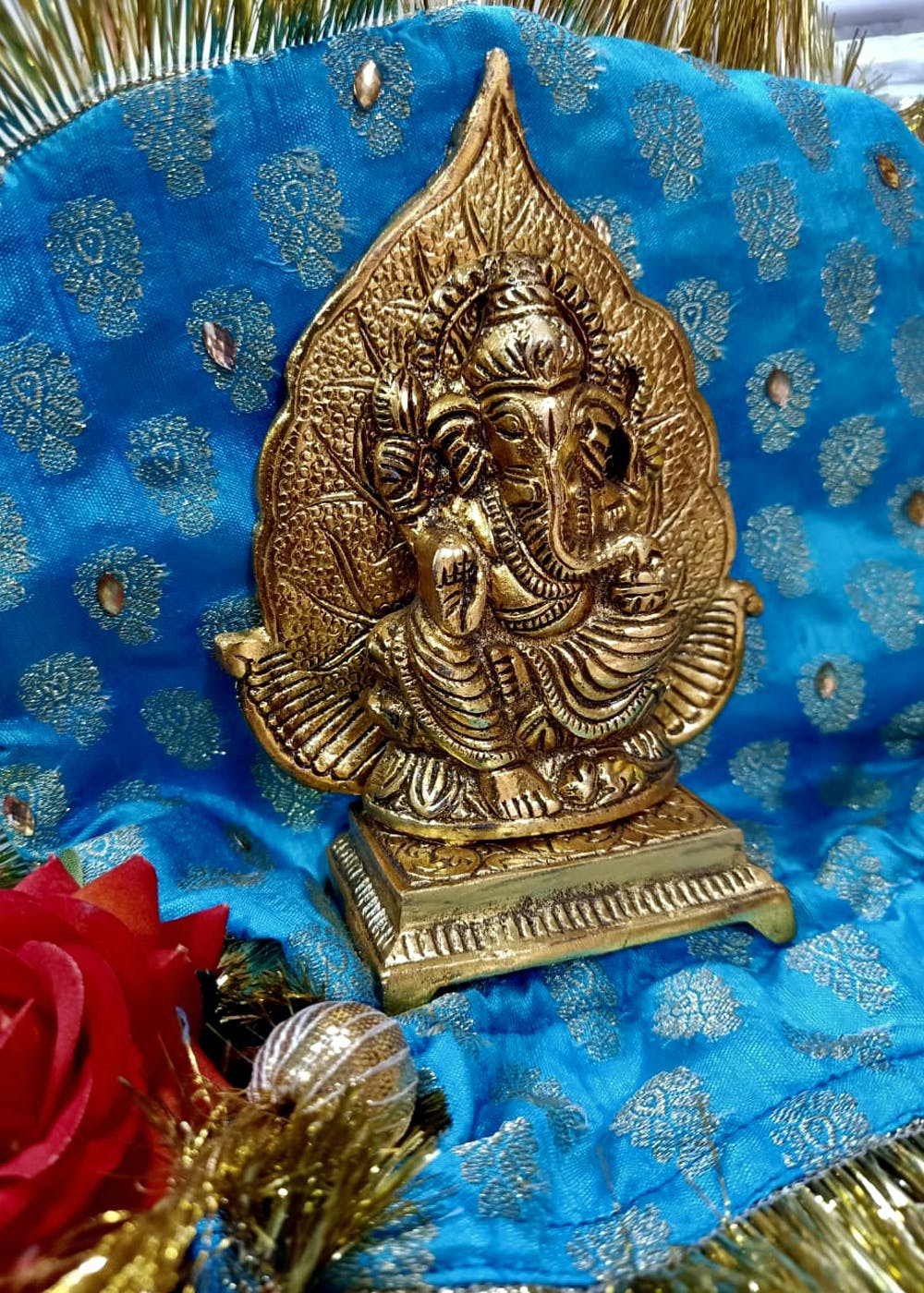 Metal Ganesh Idol With Leaf Back