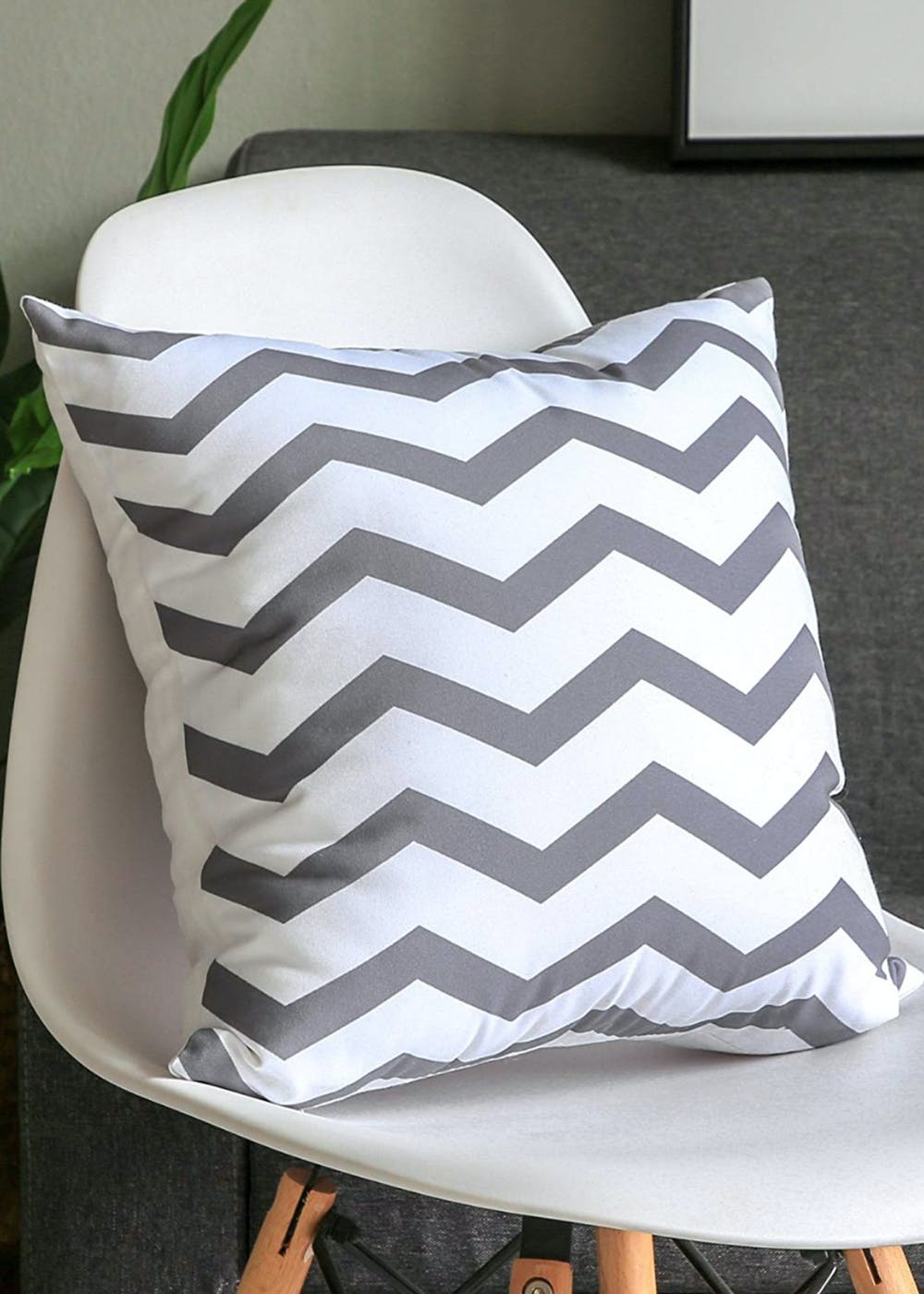 White,Sleeve,Rectangle,Chair,Serveware,Dishware,Grey,Line,Porcelain,Drinkware