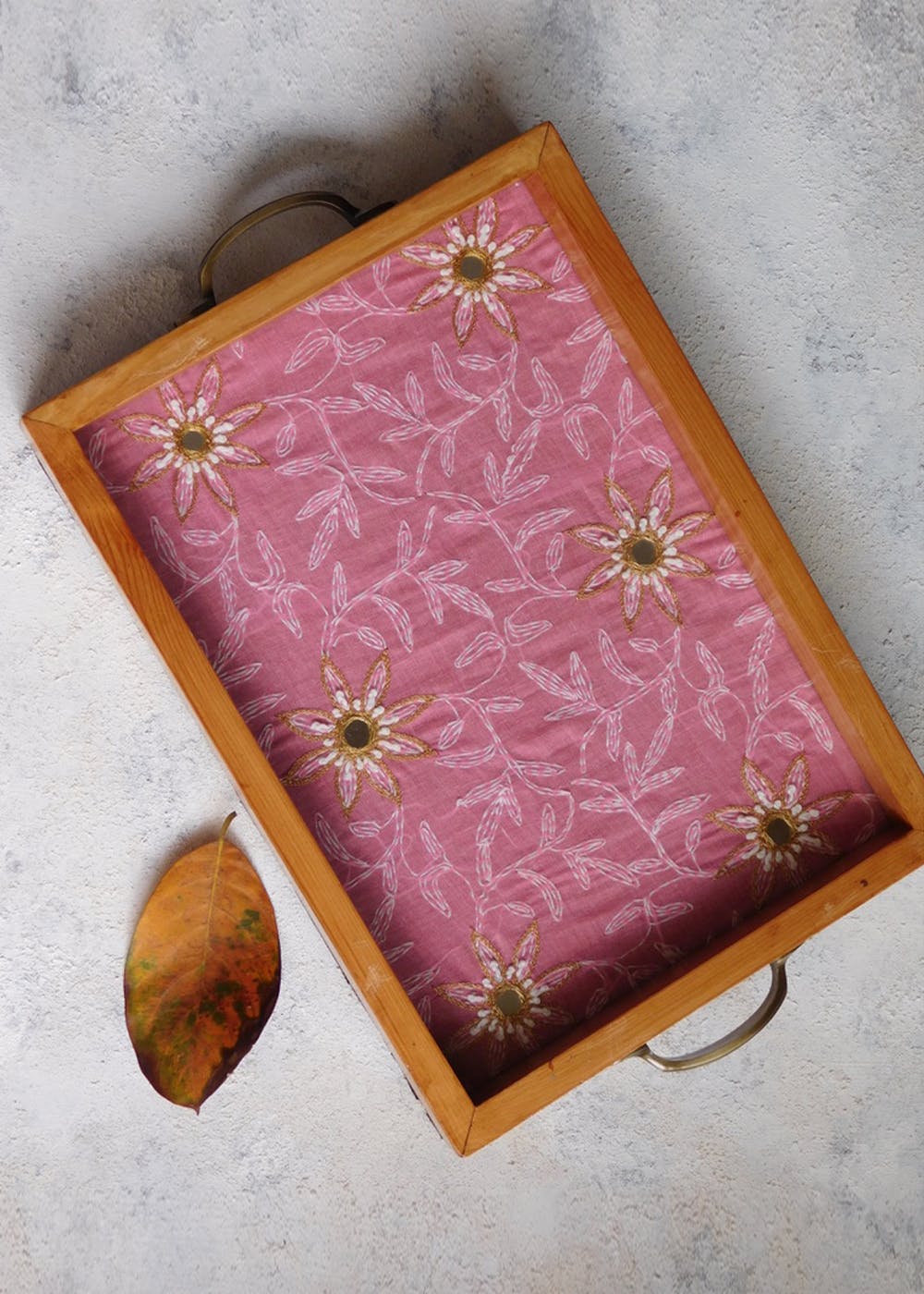 Chikankari Tray with Four Coasters - HONC0269355